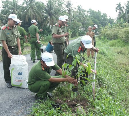  ĐVTN lực lượng vũ trang tham gia trồng cây xanh