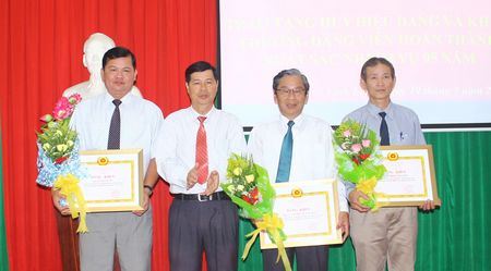 Phó Bí thư Đảng ủy Khối Các cơ quan- Nguyễn Văn Khuyến trao huy hiệu 30 năm tuổi Đảng cho các đảng viên