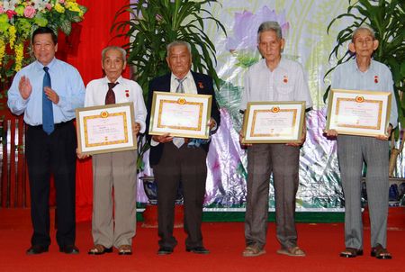  Bí thư Tỉnh ủy- Trần Văn Rón trao huy hiệu Đảng cho các đồng chí cao niên tuổi Đảng.