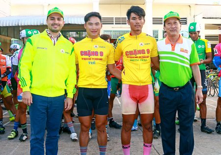 BTC trao áo vàng sau 9 chặng cho 2 tay đua Quàng Văn Cường (trái), Bùi Văn Sành.  