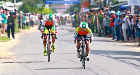 2 tay đua Keo Rotha, Hà Văn Sơn tăng tốc để cán đích trước tiên tại Phà Tân Phú.