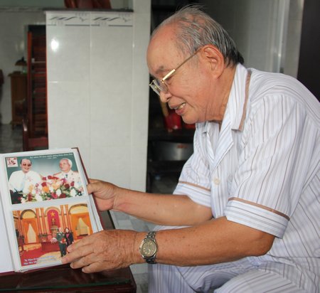 Ông Hiển xúc động giới thiệu bức ảnh chụp chung với Phó Chủ tịch nước Nguyễn Thị Doan, nhân dịp ông được trở lại thăm Phủ Chủ tịch.