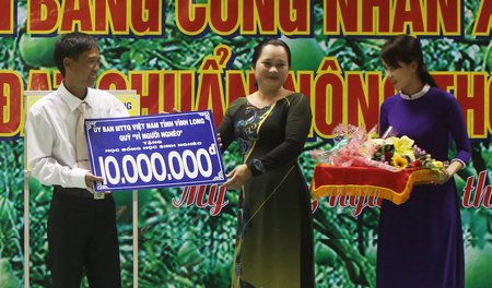 Bà Lê Thị Lệ Uyên- Phó Chủ tịch Ủy ban MTTQ tỉnh trao biểu trưng hỗ trợ học bổng 10 triệu đồng trích từ Quỹ “Vì người nghèo”. 