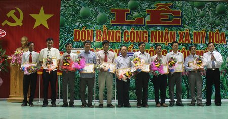 Ông Nguyễn Hiếu Nghĩa- Bí thư Thị ủy, trao giấy khen của UBND thị xã cho các cá nhân có thành tích đóng góp trong xây dựng nông thôn mới. 
