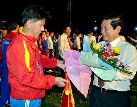 2/ Ông Huỳnh Vĩnh Ái- Thứ trưởng Bộ VH, TT và DL trao cờ lưu niệm, chúc mừng các VĐV tại Lễ khai mạc đại hội. (ảnh 12)
