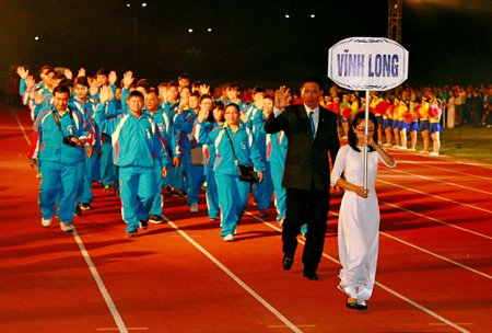 Đoàn VĐV tỉnh Vĩnh Long diễu hành qua lễ đài tại Lễ khai mạc đại hội.