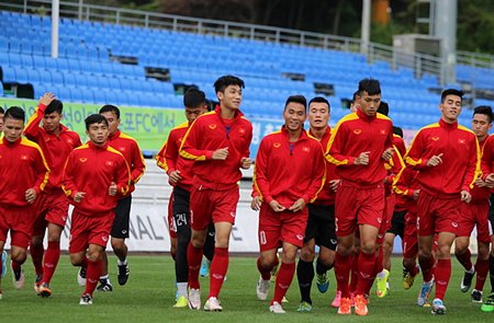 Đội U.20 Việt Nam ra sân tập buổi đầu tiên tại TP Cheonan.