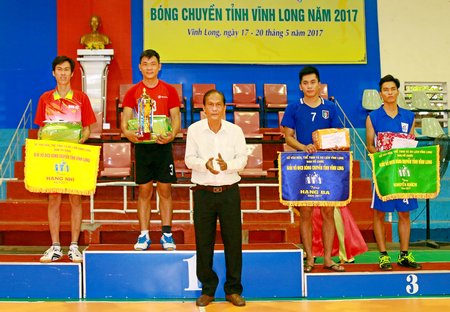  Ông Nguyễn Thanh An- Phó Giám đốc Sở VH, TT- DL tỉnh trao thưởng cho các đội