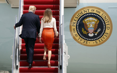 Tổng thống Trump và Đệ nhất Phu nhân Melania lên máy bay bắt đầu chuyến công du nước ngoài đầu tiên của ông. Ảnh: AP.