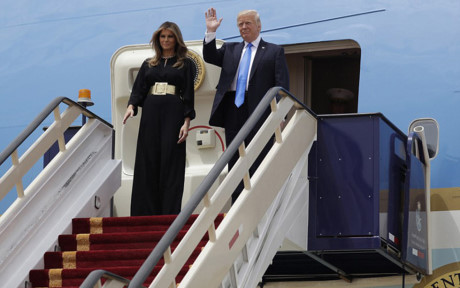 Chiếc Không lực Một chở vợ chồng Tổng thống Trump cùng đoàn tùy tùng hạ cánh xuống Saudi Arabia ngày 20/5. Ảnh: AP.