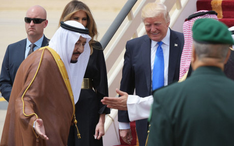 Quốc vương Saudi Arabia Salman bin Abdulaziz al-Saud (trái) ra tận chân máy bay để đón Tổng thống Trump và Đệ nhất Phu nhân Melania. Ảnh: AFP