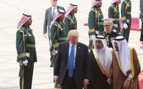 Ra đón ông Trump còn có Hoàng tử Saudi Arabia Khaled bin Salman (giữa). Ảnh: AFP.