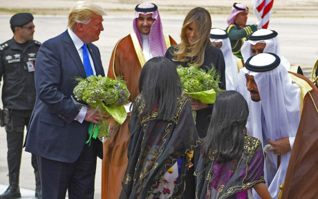 Tổng thống Trump và Đệ nhất phu nhân Melania nhận bó hoa chào mừng từ 2 bé gái Saudi Arabia. Ảnh: AFP.