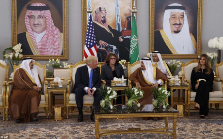 Tổng thống Trump nhận lễ chào đón của Quốc vương Salman ngay tại Sảnh Hoàng gia ở Sân bay quốc tế King Khalid. Ảnh: AP.