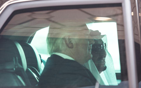 Tổng thống Trump và Quốc vương Salman cùng ngồi trong chiếc xe bọc thép thiết kế riêng để bảo vệ các Tổng thống Mỹ. Chiếc xe có biệt danh 