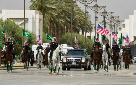 Đội kỵ binh của Saudi Arabia hộ tống chiếc xe của Tổng thống Donald Trump. Ảnh: AFP.