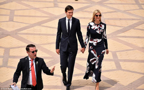 Jared Kushner, con rể kiêm cố vấn của ông Trump, cùng con gái Ivanka Trump cũng tháp tùng Tổng thống Mỹ trong chuyến công du nước ngoài đầu tiên này. Ảnh: Dailymail.