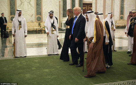 Tổng thống Trump và Đệ nhất Phu nhân Ivanka đến lễ trao Huân chương Danh dự của Abdulaziz al-Saud từ Quốc vương Saudi Arabia Salman bin Abdulaziz a-Saud. Ảnh: AFP.