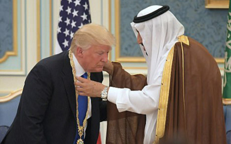 Lễ trao Huân chương được tổ chức tại Tòa án Hoàng gia Saudi Arabia ở thủ đô Riyadh ngày 20/5. Ảnh: AFP.