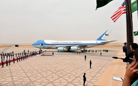 Đội danh dự gồm 90 người của Saudi Arabia chờ Tổng thống Trump ra khỏi máy bay. Ảnh: Dailymail
