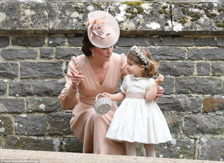 Công chúa Charlotte bên cạnh mẹ, Công nương Kate. Charlotte vừa tròn 2 tuổi hồi đầu tháng này. Ảnh: WireImage.