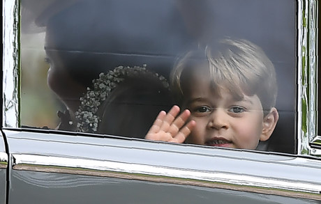 Hoàng tử bé George thích thú trong vai trò phù rể nhỏ. Ảnh: Reuters.