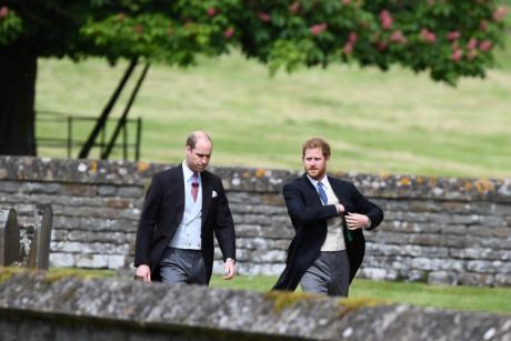 Hoàng tử William và Hoàng tử Henry đến dự đám cưới của nhà 