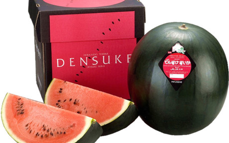 Dưa hấu Densuke thuộc loại quý hiếm ở Nhật Bản. Loại dưa quý hiếm này được trồng ở đảo Hokkaido, miền Bắc Nhật Bản