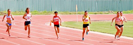 Chung kết 100m nữ, VĐV Huỳnh Thị Mỹ Tiên (029 Vĩnh Long- HCV) với thành tích  11”87.