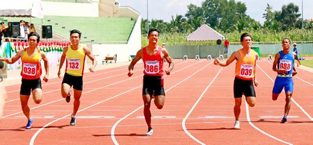  Chung kết 100m nam, VĐV Danh Hạnh (Kiên Giang- HCV) với thành tích  10”82.