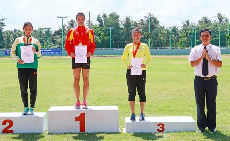  Ông Nguyễn Thiện Chí- Phó Giám đốc Sở VH, TT- DL tỉnh Bến Tre trao huy chương cho các VĐV cự ly 100m nữ.