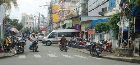Xe máy đậu chiếm hết vỉa hè và dưới cả lòng đường trên đường Hùng Vương (Phường 1- TP Vĩnh Long).