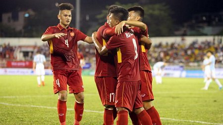 Các cầu thủ trẻ Việt Nam vừa vui mừng vừa tiếc nuối khi kết thúc trận đấu