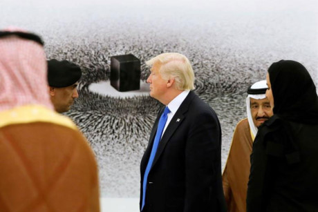 Quốc vương Saudi Arabia Salman bin Abdulaziz Al Saud giới thiệu cho Tổng thống Mỹ Trump bộ sưu tập nghệ thuật tại Cung điện Hoàng gia, thủ đô Riyadh.