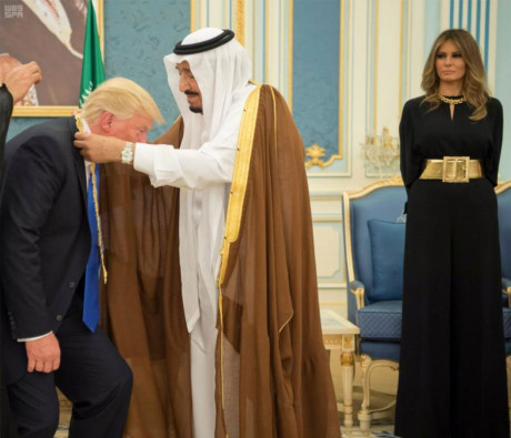 Quốc vương Saudi Arabia Salman bin Abdulaziz Al Saud trao tặng Tổng thống Donald Trump Huân chương Quốc vương Abdulaziz, tước hiệu công dân cao quý nhất của Saudi Arabia, trước sự chứng kiến của Đệ nhất phu nhân Melania.