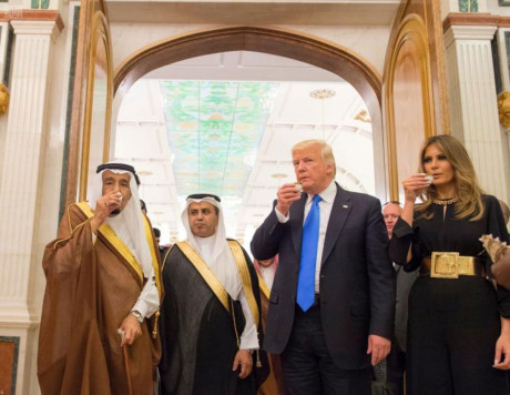 Quốc vương Saudi Arabia Salman bin Abdulaziz Al Saud (bìa trái), Tổng thống Mỹ Donald Trump và Đệ nhất phu nhân Melania Trump uống cà phê chào mừng tại Cung điện Hoàng gia, thủ đô Riyadh.