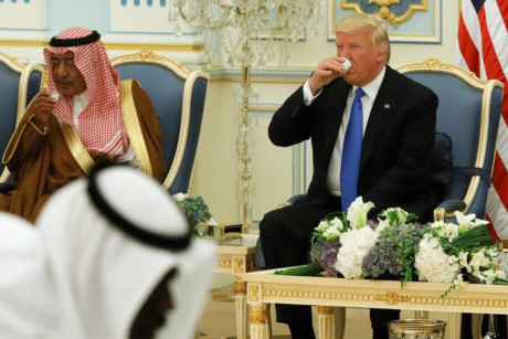 Tổng thống Mỹ Donald Trump uống cà phê trong lễ đón chính thức tại Cung điện Hoàng gia ở thủ đô Riyadh.