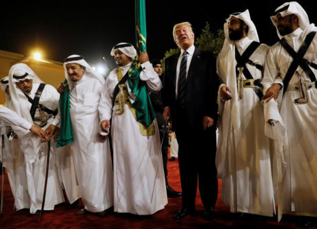 Quốc vương Saudi Arabia Salman bin Abdulaziz Al Saud (thứ 2 từ trái sang) mời Tổng thống Donald Trump tham gia vũ điệu múa kiếm trong lễ đón chào được tổ chức ở Cung điện Al Murabba, thủ đô Riyadh.