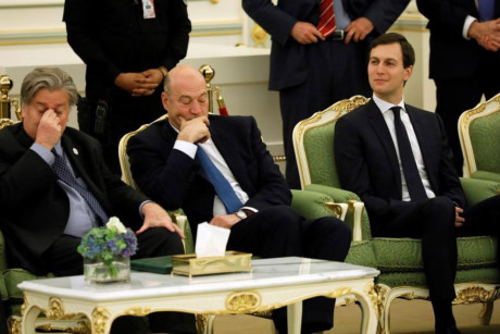 Cố vấn Nhà Trắng Jared Kushner (bìa phải), cố vấn Steve Bannon (bìa trái) và cố vấn kinh tế Gary Cohn tham dự lễ ký kết hợp tác giữa Quốc vương Saudi Arabia Salman bin Abdulaziz Al Saud và Tổng thống Mỹ Trump tại Cung điện Hoàng gia ở thủ đô Riyadh.