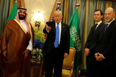Tổng thống Mỹ Trump phát biểu với báo giới sau cuộc gặp với Bộ trưởng Quốc phòng Mohammed bin Salman (ảnh trái) tại khách sạn Ritz Carlton.
