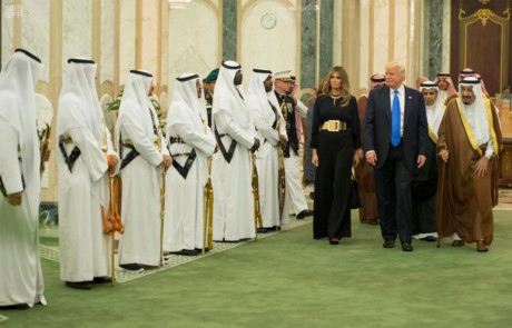 Quốc vương Saudi Arabia Salman bin Abdulaziz Al Saud (ảnh phải), Tổng thống Mỹ Donald Trump và đệ nhất phu nhân Melania Trump trong lễ đón tiếp tại Cung điện Hoàng gia ở thủ đô Riyadh.