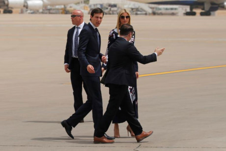 Cố vấn Nhà Trắng Jared Kushner (giữa) và vợ Ivanka Trump tháp tùng Tổng thống Mỹ Trump trong chuyến thăm Saudi Arabia, vừa rời chiếc Không lực Một tại sân bay quốc tế King Khalid .