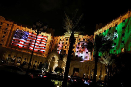 Hình ảnh Tổng thống Mỹ Donald Trump và Quốc Vương Saudi Arabia Salman bin Abdulaziz Al Saud được chiếu lên tiền sảnh của khách sạn Ritz-Carlton, nơi ông Trump nghỉ lại tại thủ đô Riyadh.