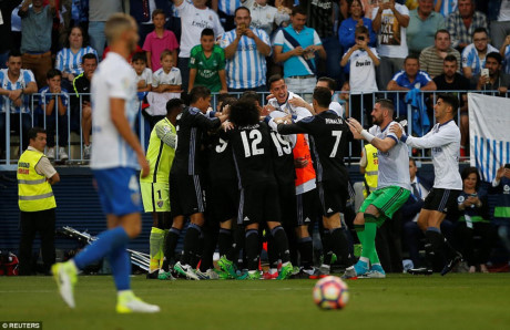 Các cầu thủ dự bị của Real tràn vào sân chúc mừng Benzema (Ảnh: Reuters).