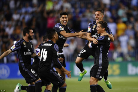 Chung cuộc, Real giành chiến thắng 2-0 trước Malaga. Các cầu thủ Real ăn mừng chiến thắng giúp họ đoạt chức vô địch La Liga (Ảnh: AP).