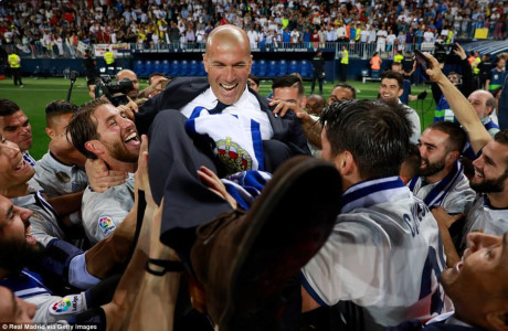Đây là chức vô địch La Liga lần đầu tiên của Real sau 5 năm. Nó cũng là chức vô địch thứ 33 trong lịch sử đội bóng Hoàng gia Tây Ban Nha. HLV Zidane được các học trò tri ân (Ảnh: Real Madrid).