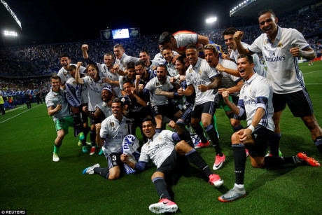 Các cầu thủ Real chụp ảnh kỷ niệm trên sân La Rosaleda sau khi chính thức đăng quang (Ảnh: Reuters).
