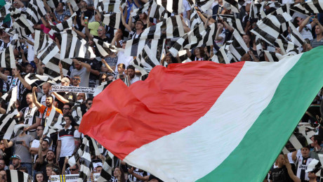 CĐV Juventus ăn mừng cuồng nhiệt trên khán đài khi tiếng còi mãn cuộc vang lên.