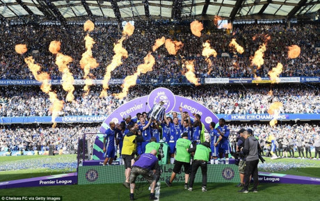 Chelsea đã chính thức trở lại ngôi vương Ngoại hạng Anh sau 1 năm đầy sóng gió. Đây là kết quả xứng đáng với Chelsea khi thầy trò HLV Conte luôn thi đấu ổn định và ấn tượng trong suốt cả mùa giải 2016/2017.