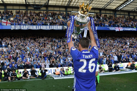 Trung vệ người Anh ăn mừng chức vô địch Premier League lần thứ 5 trong sự nghiệp của anh. Bên cạnh đó, Terry cũng màn chia tay Chelsea đầy nước mắt, đây sẽ là mùa giải cuối cùng anh còn khoác áo đội chủ sân Stamford Bridge.